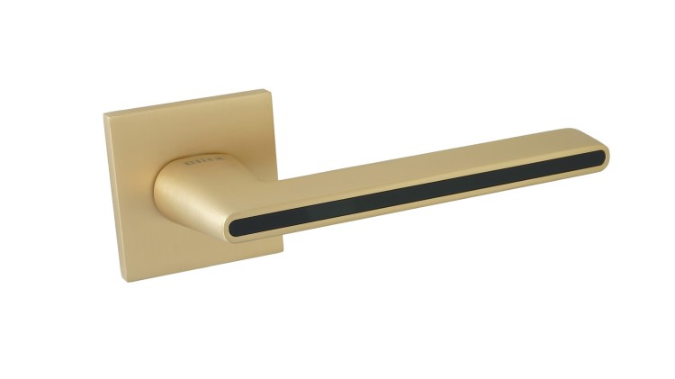 klamka-eris-slim-rozeta-kwadratowa- Złota klamka wewnętrzna ERIS SLIM.cechy:  łatwy system montażowy śruby przelotowe szyld 52 mm x 52 mm Waga 1,03kg Kod EAN 5901812898654 kolor: Czarna/Satyna Mosiądz