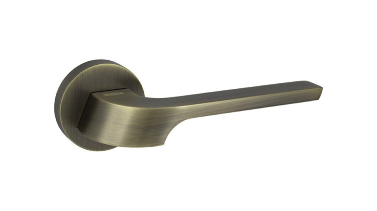 klamka blitz patyna mat.-  Klamka wewnętrzna FABIA- cechy:  łatwy system montażowy śruby przelotowe szyld fi 54 mm Waga 0,8kg Kod EAN 5901812896162 kolor: Patyna mat