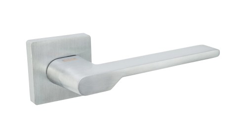 klamka blitz chrom mat.-Klamka wewnętrzna GOLIAT.cechy:  łatwy system montażowy śruby przelotowe szyld 53 mm x 53 mm Waga 0,89kg Kod EAN 5901812899361 kolor: Chrom mat