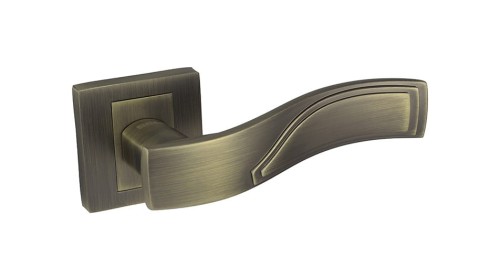 klamka blitz patyna mat -Klamka wewnętrzna GRETA.cechy:  łatwy system montażowy śruby przelotowe szyld 55 mm x 55 mm Waga 0,96kg Kod EAN 5901812895974 kolor: Patyna mat