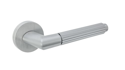 klamka blitz- Klamka wewnętrzna KEOPE- cechy:  łatwy system montażowy śruby przelotowe szyld fi 54 mm Waga 0,98kg Kod EAN 5901812899309 kolor: Chrom mat