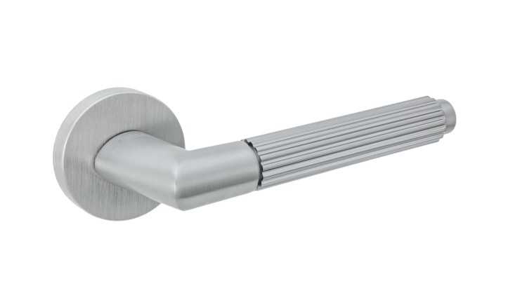 klamka blitz- Klamka wewnętrzna KEOPE- cechy:  łatwy system montażowy śruby przelotowe szyld fi 54 mm Waga 0,98kg Kod EAN 5901812899309 kolor: Chrom mat