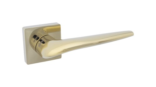 Klamka złota wewnętrzna LIMA-klamka-lima-rozeta-kwadratowa-mosiadz-pvd-blitz.-cechy:  łatwy system montażowy śruby przelotowe szyld 53 mm x 53 mm Waga 1,03kg Kod EAN 5901812897299 kolor: Mosiądz PVD