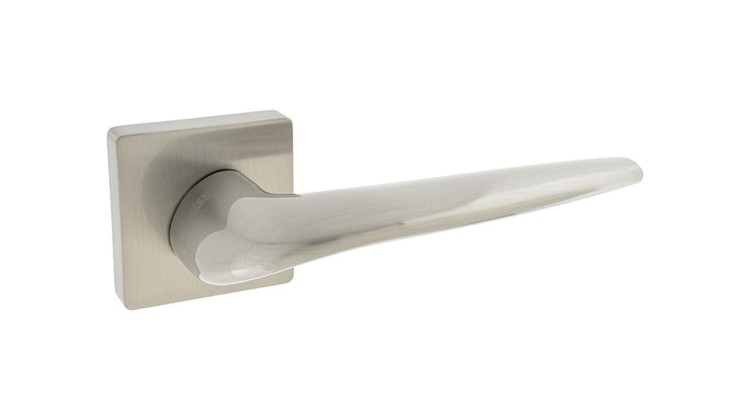 klamki nikiel blitz-Klamka wewnętrzna LIMA-cechy:  łatwy system montażowy śruby przelotowe szyld 53 mm x 53 mm Waga 1,03kg Kod EAN 5901812897312
