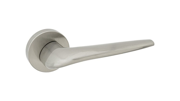 klamki nikiel.-Klamka wewnętrzna LIMA-cechy:  łatwy system montażowy śruby przelotowe szyld fi 53 mm Waga 0,8kg Kod EAN 5901812897374 kolor: Nikiel satyna
