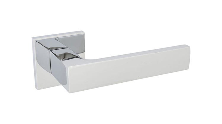 KLAMKI CHROM.-Klamka wewnętrzna Klamka ORLANDO SLIM-cechy:  łatwy system montażowy śruby przelotowe Waga 1,03kg Kod EAN 5901812897275 kolor: Chrom
