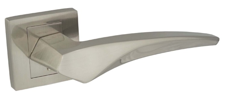 klamki satyna.-Klamka wewnętrzna SUMATRA- cechy:  łatwy system montażowy śruby przelotowe szyld 53 mm x 53 mm Waga 0,94kg Kod EAN 5901812896032 kolor: Nikiel satyna