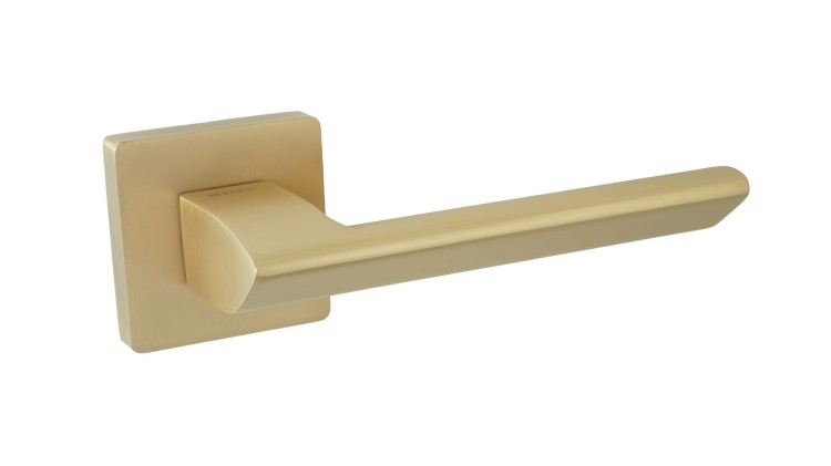 Złota klamka wewnętrzna TALC- cechy:  łatwy system montażowy śruby przelotowe szyld 53 mm x 53 mm Waga 1,03kg Kod EAN 5901812898531 kolor: Satyna mosiądz