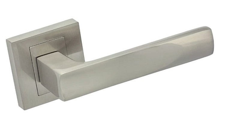 Klamka do drzwi IBERIA Nikiel satyna.cechy:  łatwy system montażowy śruby przelotowe szyld 54 mm x 54 mm Waga 0,55kg Kod EAN 5901812894380 kolor: Nikiel satyna. Klamka wewnętrzna IBERIA