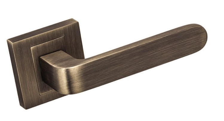 Klamka do drzwi LADY Patyna mat.cechy:  łatwy system montażowy śruby przelotowe szyld 54 mm x 54 mm Waga 0,5kg Kod EAN 5901812894434 kolor: Patyna mat. Klamka wewnętrzna LADY