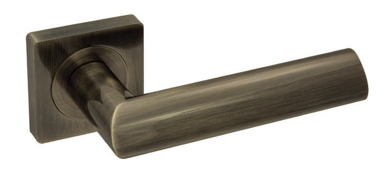 Klamka do drzwi MATI  Patyna.cechy:  łatwy system montażowy śruby przelotowe szyld 49 mm x 49 mm Waga 0,49kg Kod EAN 5901812890603 kolor: Patyna-Klamka wewnętrzna MATI