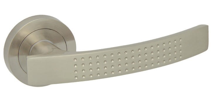 Klamka do drzwi ASTRO Nikiel satyna.cechy:  łatwy system montażowy śruby przelotowe fi 50 mm Waga 0,4kg Kod EAN 5901812895318 kolor: Nikiel satyna