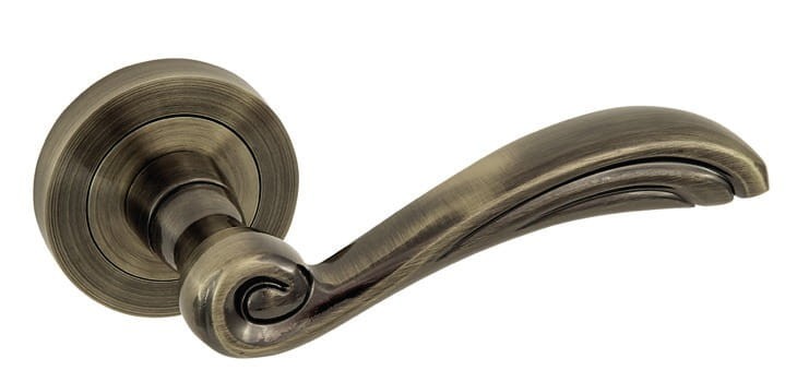 Klamka do drzwi GRACJA Patyna. cechy:  łatwy system montażowy śruby przelotowe szyld fi 50 mm Waga 0,41kg Kod EAN 5901812893482 kolor: Patyna. Klamka wewnętrzna GRACJA