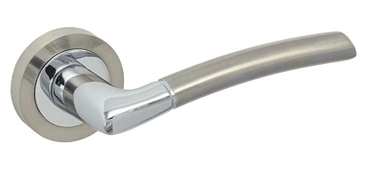Klamka do drzwi PORTO Nikiel chrom. cechy:  łatwy system montażowy śruby przelotowe  szyld fi 50 mm Waga 0,41kg Kod EAN 5901812894205 kolor: Nikiel chrom