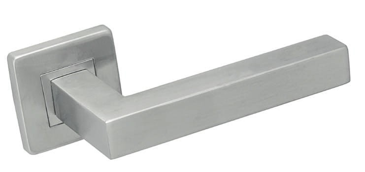 Klamka do drzwi RAMZES Stal nierdzewna -kolor  INOX.cechy:  łatwy system montażowy śruby przelotowe szyld 54 mm x 54 mm Waga 0,46kg Kod EAN 5901812893437 kolor: INOX-Klamka wewnętrzna RAMZES