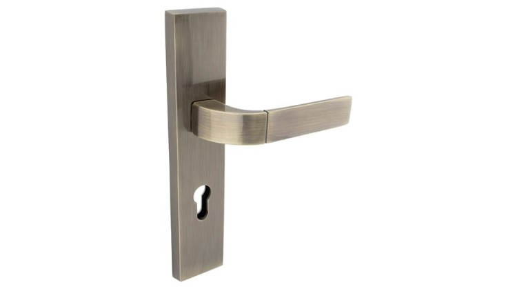 klamka-hector-72-wklad-patyna-lewa Klamka zewnętrzna HECTOR-Cechy:  jednolita konstrukcja łatwy system montażowy śruby przelotowe Klamka HECTOR pasuje do drzwi o grubości od 35 mm do 60 mm.  Rozmiar: 72  Typ: Na wkładkę   Kolor: Patyna