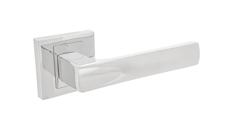 Klamka do drzwi IBERIA  Chrom.cechy:  łatwy system montażowy śruby przelotowe szyld 54 mm x 54 mm Waga 0,54kg Kod EAN 5901812894373 kolor: Chrom-Klamka wewnętrzna IBERIA