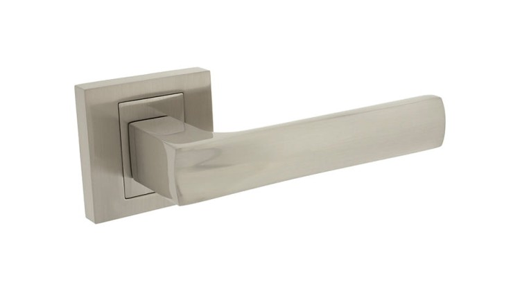 Klamka do drzwi IBERIA Nikiel satyna.cechy:  łatwy system montażowy śruby przelotowe szyld 54 mm x 54 mm Waga 0,55kg Kod EAN 5901812894380 kolor: Nikiel satyna. Klamka wewnętrzna IBERIA
