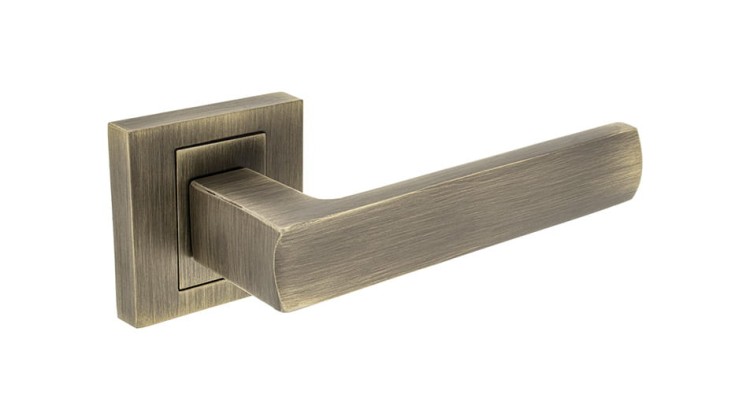 Klamka do drzwi IBERIA Patyna mat.cechy:  łatwy system montażowy śruby przelotowe szyld 54 mm x 54 mm Waga 0,51kg Kod EAN 5901812894397 kolor: Patyna mat.Klamka wewnętrzna IBERIA