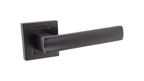 Czarna klamka wewnętrzna IBERIA.cechy:  łatwy system montażowy śruby przelotowe SZYLD 54 mm X 54 mm Waga 0,55kg Kod EAN 5901812896872