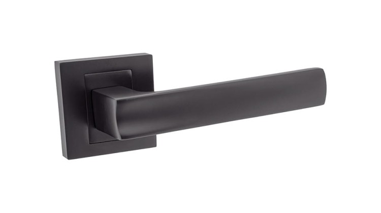 Czarna klamka wewnętrzna IBERIA.cechy:  łatwy system montażowy śruby przelotowe SZYLD 54 mm X 54 mm Waga 0,55kg Kod EAN 5901812896872