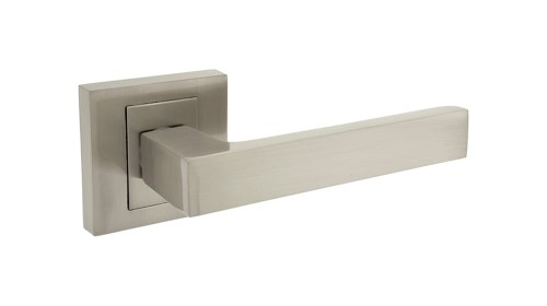 Klamka do drzwi KABO Nikiel satyna. cechy:  łatwy system montażowy śruby przelotowe szyld 53 mm x 53 mm Waga 0,49kg Kod EAN 5901812894441 kolor: Nikiel satyna.  Klamka wewnętrzna KABO