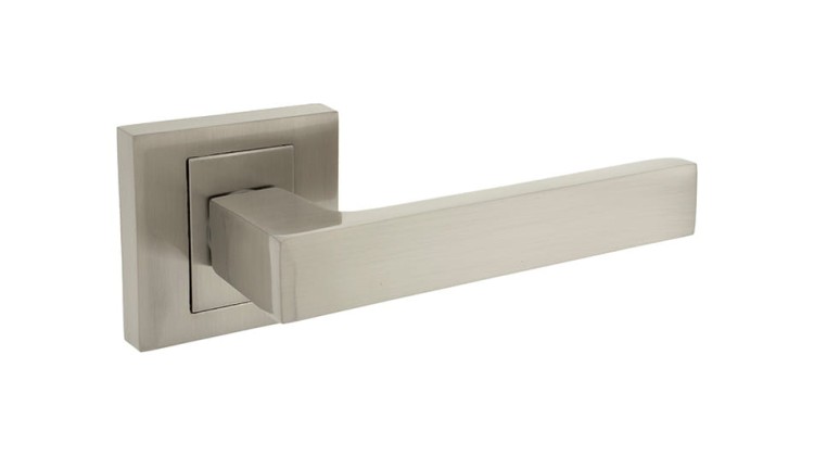 Klamka do drzwi KABO Nikiel satyna. cechy:  łatwy system montażowy śruby przelotowe szyld 53 mm x 53 mm Waga 0,49kg Kod EAN 5901812894441 kolor: Nikiel satyna.  Klamka wewnętrzna KABO