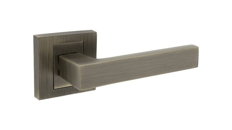 Klamka do drzwi KABO Patyna mat. cechy:  łatwy system montażowy śruby przelotowe szyld 53 mm x 53 mm Waga 0,48kg Kod EAN 5901812894458   kolor: Patyna mat. Klamka wewnętrzna KABO