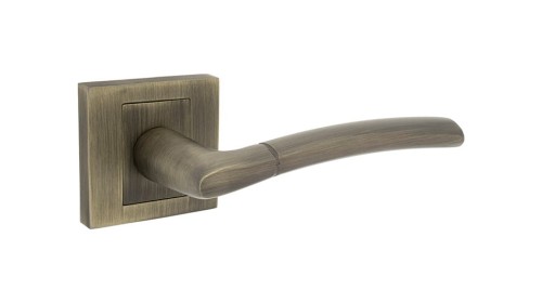 Klamka do drzwi PORTO Patyna mat.cechy:  łatwy system montażowy śruby przelotowe szyld 54 mm x 54 mm Waga 0,49kg Kod EAN 5901812894236 kolor: Patyna mat. Klamka wewnętrzna PORTO
