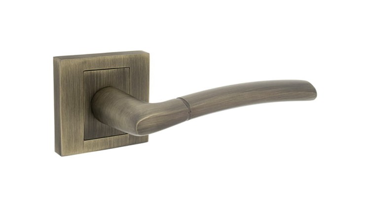 Klamka do drzwi PORTO Patyna mat.cechy:  łatwy system montażowy śruby przelotowe szyld 54 mm x 54 mm Waga 0,49kg Kod EAN 5901812894236 kolor: Patyna mat. Klamka wewnętrzna PORTO