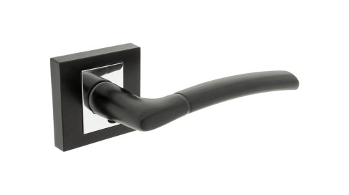 Klamka do drzwi PORTO Czarny lakier chrom. cechy:  łatwy system montażowy śruby przelotowe szyld 54 mm x 54 mm Waga 0,49kg Kod EAN 5901812894908 kolor: Czarny lakier chrom- Klamka wewnętrzna PORTO