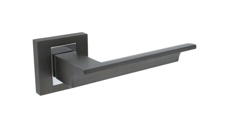 Klamka XARA grafit chrom. cechy:  łatwy system montażowy śruby przelotowe szyld  Waga 0,87kg Kod EAN 5901812894588 kolor: Grafit Chrom.  Klamka wewnętrzna XARA