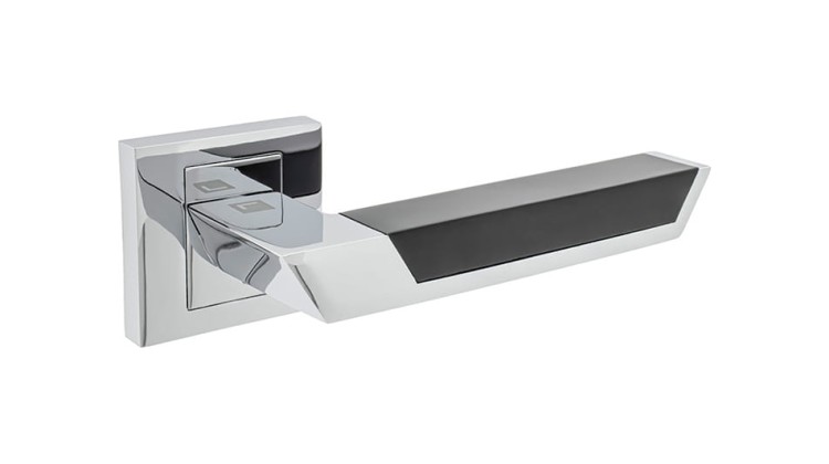 Klamka YORK czarna chrom .cechy:  łatwy system montażowy śruby przelotowe Waga 0,93kg Kod EAN 5901812894991 kolor: Czarny Chrom, 54 mm x 54 mm. Klamka wewnętrzna YORK