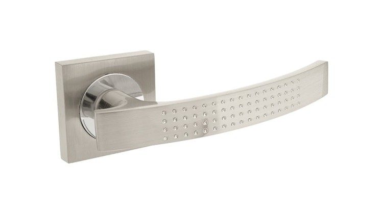 Klamka do drzwi ASTRO Nikiel chrom.cechy:  łatwy system montażowy śruby przelotowe Waga 0,42kg Kod EAN 5901812895325 kolor: Nikiel chrom