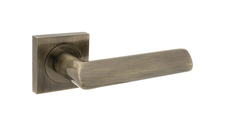 Klamka do drzwi MATI  Patyna.cechy:  łatwy system montażowy śruby przelotowe szyld 49 mm x 49 mm Waga 0,49kg Kod EAN 5901812890603 kolor: Patyna-Klamka wewnętrzna MATI