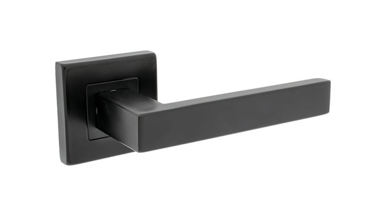 Czarna klamka wewnętrzna TASOS. cechy:  łatwy system montażowy śruby przelotowe szyld 54 mm x 54 mm Waga 0,43kg Kod EAN 5901812895097 kolor: Czarny