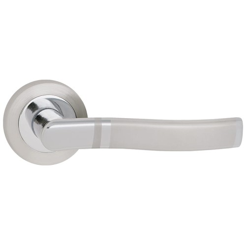 Klamka do drzwi wewnętrznych Torino- Nikiel chrom.cechy:  łatwy system montażowy śruby przelotowe rozeta okrągła fi 52 mm kolor: Nikiel chrom