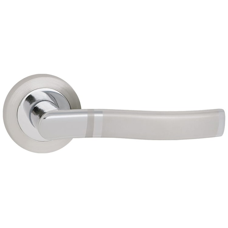 Klamka do drzwi wewnętrznych Torino- Nikiel chrom.cechy:  łatwy system montażowy śruby przelotowe rozeta okrągła fi 52 mm kolor: Nikiel chrom