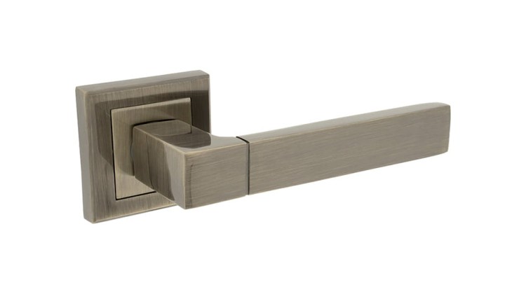 Klamka do drzwi BRAVO Patyna.cechy:  łatwy system montażowy śruby przelotowe Waga 0,46kg Kod EAN 5901812891303 kolor: Patyna 52 mm x 52 mm