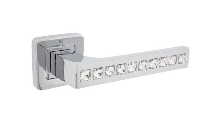 Klamka do drzwi CARAT Biały chrom.cechy:  łatwy system montażowy śruby przelotowe szyld 52 mm x 52 mm  Waga 0,86kg Kod EAN 5901812895004 kolor: Biały chrom