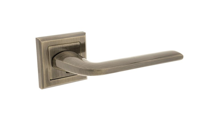 Klamka wewnętrzna FOCUS.cechy:  łatwy system montażowy śruby przelotowe szyld 51 mm x 51 mm Waga 0,42kg Kod EAN 5901812893116 kolor: Patyna