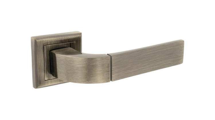 Klamka do drzwi HECTOR Patyna cechy:  łatwy system montażowy śruby przelotowe Waga 0,49kg Kod EAN 5901812893260 kolor: Patyna 51 mm x 51 mm