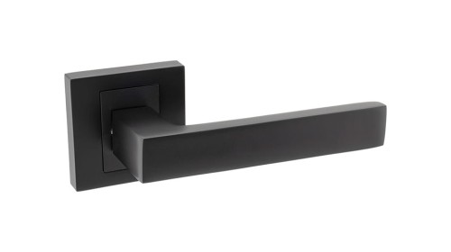 Czarna klamka wewnętrzna KABO.cechy:  łatwy system montażowy śruby przelotowe szyld 53 mm x 53 mm Waga 0,55kg Kod EAN 5901812896964 kolor: Czarny