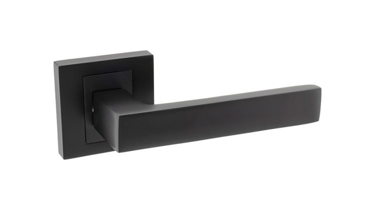 Czarna klamka wewnętrzna KABO.cechy:  łatwy system montażowy śruby przelotowe szyld 53 mm x 53 mm Waga 0,55kg Kod EAN 5901812896964 kolor: Czarny
