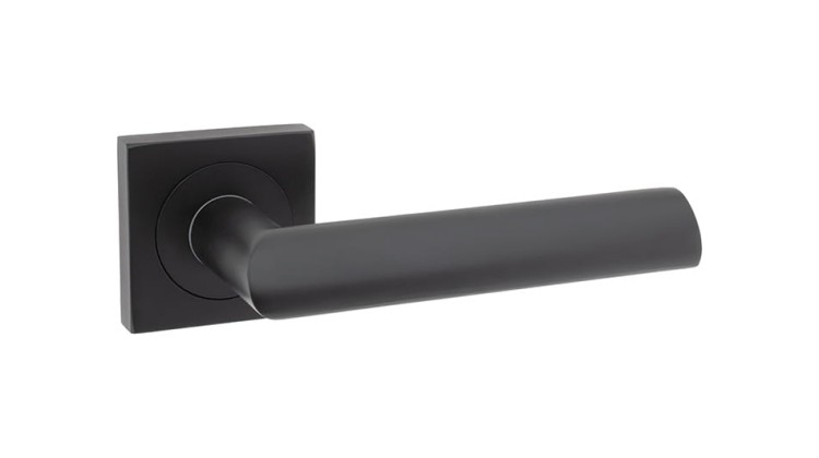 Czarna klamka wewnętrzna MATI.cechy:  łatwy system montażowy śruby przelotowe szyld 49 mm x 49 mm Waga 0,49kg Kod EAN 5901812897091 kolor: Czarny