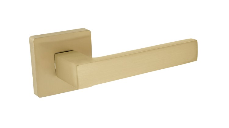 Złota klamka wewnętrzna QUETRA. cechy:  łatwy system montażowy śruby przelotowe szyld 53 mm x 53 mm Waga 0,55kg Kod EAN 5901812898562 kolor: Mosiądz satyna