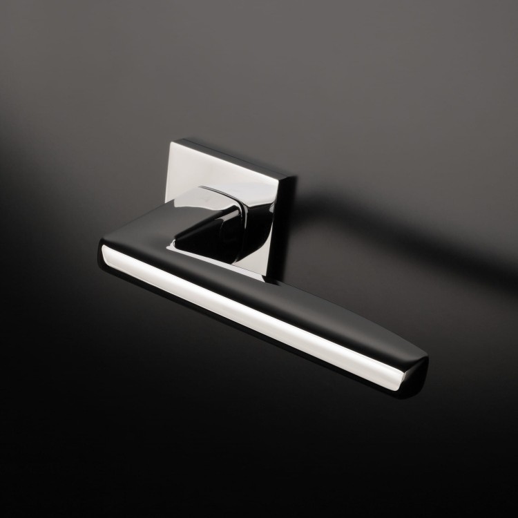 Klamka wewnętrzna chrom polerowany- APRILE ERBA .Grubość Rozety  7 mm  Kolor  Chrom Polerowany  Rozmiar  53 mm x 53 mm  Szyld  Kwadratowy  Marka  APRILE  Producent  ENGER