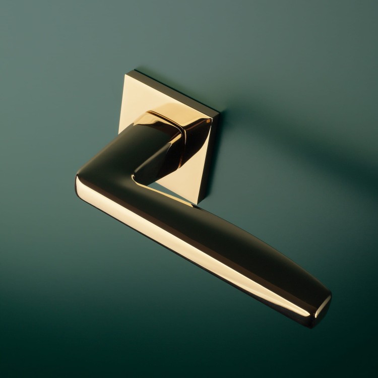 Klamka APRILE ERBA ROZETA Q SLIM 7MM GOLD PVD - złoty polerowany PVD.Waga netto 1,044kg Kod EAN 5902249338959 Grubość rozety 7 mm Kolekcja Comfort Kolor Złoty polerowany PVD Kształt rozety Kwadratowa Q SLIM 7 mm