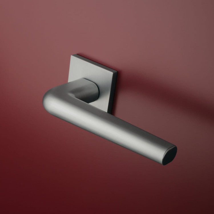 Klamka wewnętrzna chrom satynowy- APRILE FUNKIA  .Grubość Rozety  7 mm  Kolor  Chrom satynowy  Rozmiar  53 mm x 53 mm  Szyld  Kwadratowy  Marka  APRILE  Producent  ENGER