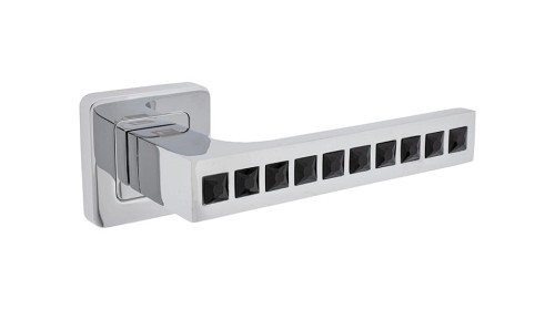 Klamka do drzwi CARAT Czarny chrom.cechy:  łatwy system montażowy śruby przelotowe szyld 52 mm x 52 mm Waga 0,86kg Kod EAN 5901812895011 kolor: Czarny chrom